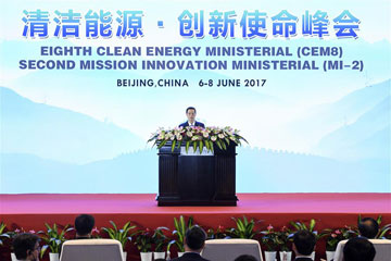 نائب رئيس مجلس الدولة الصيني يحث على بذل جهود مشتركة لدعم الطاقة النظيفة