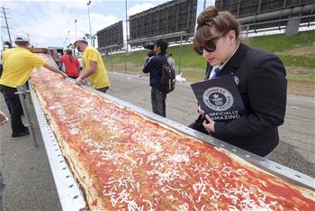 صنع أطول بيتزا طوله حوالي 2.13 كيلو متر في العالم في كاليفورنيا