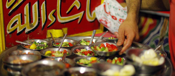 المصريون يتناولون "السحور" وسط أجواء رمضانية