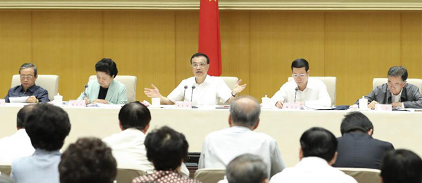 رئيس مجلس الدولة الصيني يشدد على إصلاح مهام الحكومة