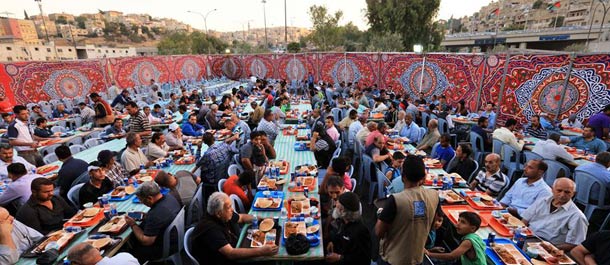 انتشار الموائد الخيرية لإفطار الصائمين في الأردن