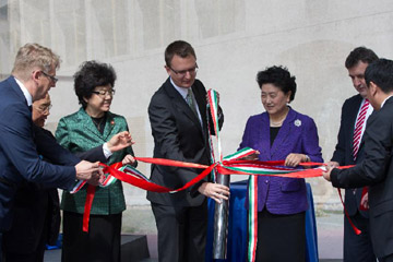 نائبة رئيس مجلس الدولة تحضر مراسم افتتاح مركزا للطب الصيني التقليدي في بوادبيست
