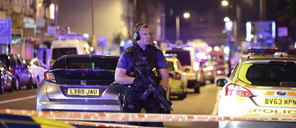 قتيل و10 جرحى بدهس حشد من المصلين شمال لندن