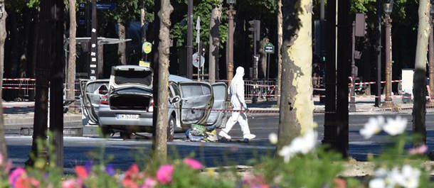 وزير الداخلية الفرنسي:  اصطدام سيارة،عمدا، بعربة للشرطة في باريس ومقتل قائد السيارة