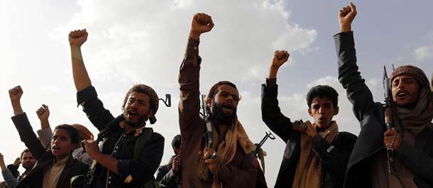 يمنيون يتظاهرون تنديدًا بغارات التحالف العربي