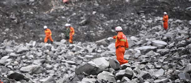 العثور على 15 جثة دفنت جراء الانهيار الأرضي في جنوب غرب الصين