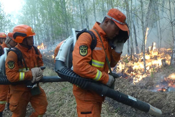 الصين تكافح الحريق في مراعي عشبية على طول حدودها الشمالية