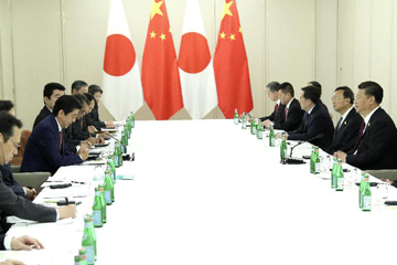مقالة خاصة: شي وآبي يجتمعان بشأن العلاقات الثنائية ويؤكدان الاستعداد لتعزيز الشراكة الصينية-اليابانية