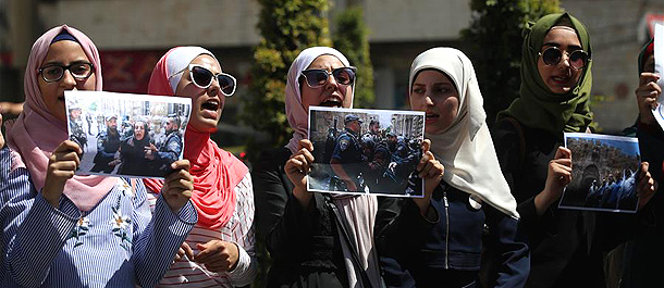 فلسطينيات يتظاهرن في نابلس ضد إغلاق المسجد الأقصى
