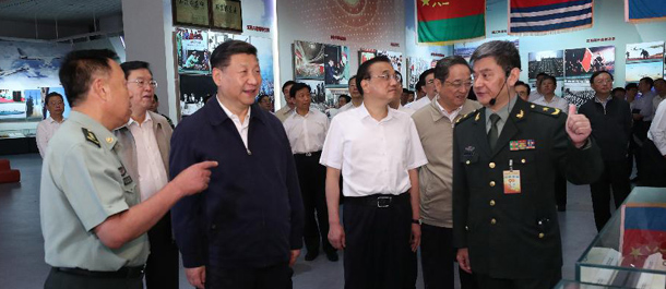 كبار القادة الصينين يزورون معرضا عسكريا