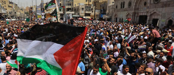 عشرات الألاف في الأردن يتظاهرون ضد الإجراءات الإسرائيلية في المسجد الأقصى