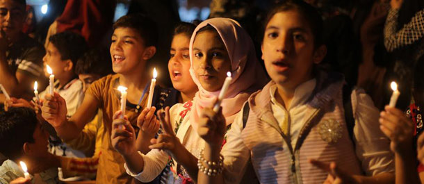 أطفال غزة يشاركون في تظاهرة بالشموع ضد الاجراءات الإسرائيلية في القدس