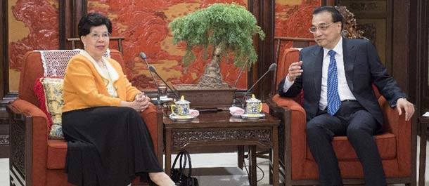 رئيس مجلس الدولة الصيني يلتقي برئيسة منظمة الصحة العالمية السابقة