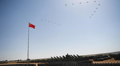 المروحيات تحلق في تشكيلات احتفالا بيوم الجيش الصيني