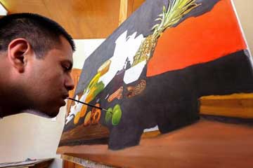 الرسام الإكوادوري سانتياغو غييرمو يعرض لوحاته في قصر كارونديليت