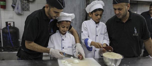 غزة تستضيف برنامجا لتدريب الأطفال على الطبخ