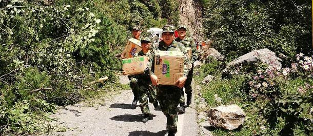 استمرار عمليات الانقاذ من جانب الجيش بعد زلزال سيتشوان