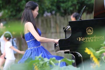 العزف على البيانو وسط الحديقة الايكولوجية في مقاطعة هونان