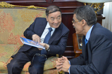 السفير الصيني بالقاهرة يبحث التعاون الإعلامي مع مسئول مصري