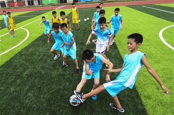 المشاركة في تدريب كرة القدم في العطلة الصيفية