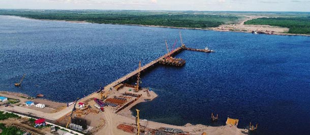 جسر هيلونغجيانغ الصيني الروسي على قيد البناء