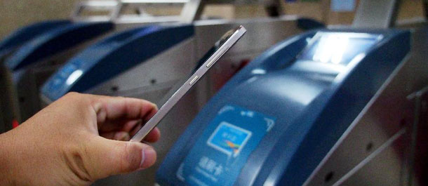 مترو بكين يضيف ميزة الدفع عبر الهاتف المحمول لأول مرة في جميع خطوطه