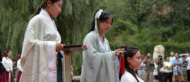 حفل بلوغ سن الرشد حسب التقاليد الصينية القديمة في شمال الصين