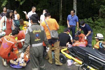 إصابة 11 سائحا صينيا إثر اصطدام شاحنة بحافلة صغيرة شمالي تايلاند