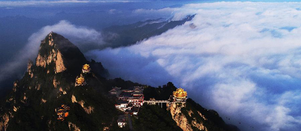 بحور السحاب حول قمة جبل لاوجيون بوسط الصين