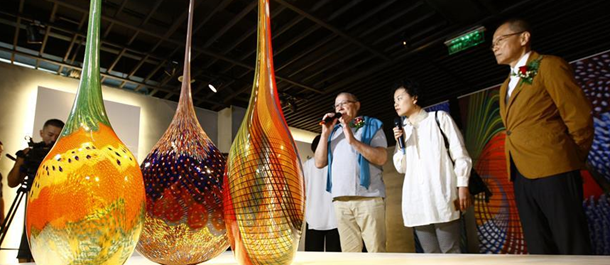 فني إيطالي شهير يعرض أعماله الزجاجية في شانغهاي الصينية