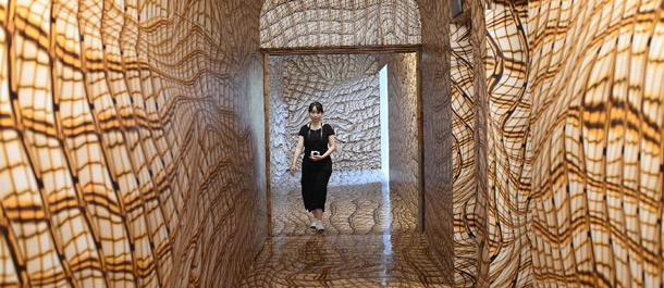 فنان إيطالي شهير يعرض أعماله الزجاجية في مدينة تايبي الصينية