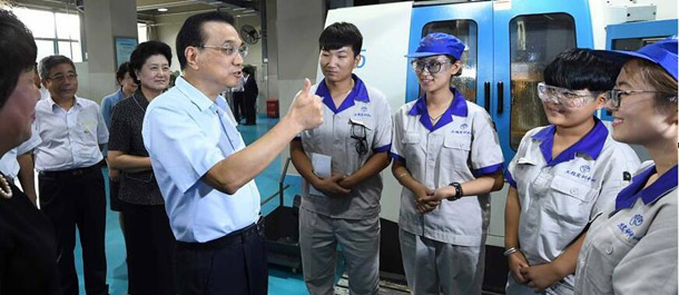رئيس مجلس الدولة الصيني يؤكد على أهمية التعليم المهني لدعم علامة "صنع في الصين"