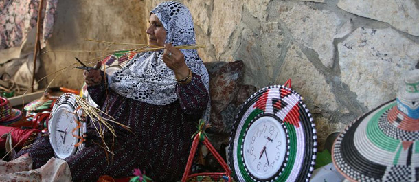 فلسطينية تصنع صواني القش في الضفة الغربية