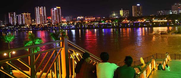 المناظر الليلية على شاطئ نهر لانتشانغ