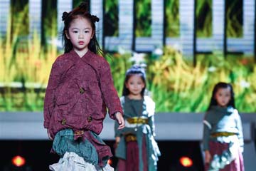 حفل توزيع الجوائز لمسابقة وطنية لتصميم الملابس للأطفال في الصين