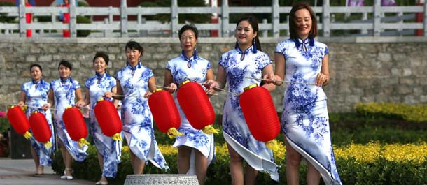 عرض أزياء تشيباو التقليدية الصينية في موقع باوشان المنظري