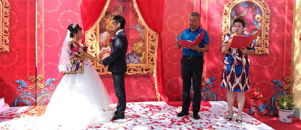 حفلة زفاف بين رجل من قومية الويغور وامرأة من قومية هان في منطقة شينجيانغ