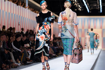 عروض تصميمات Fendi لدورة ربيع/صيف 2018 خلال أسبوع الموضة للنساء في ميلانو