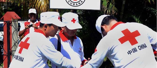 مدربون صينيون يساعدون متطوعين كوبيين على إجادة أعمال الإغاثة
