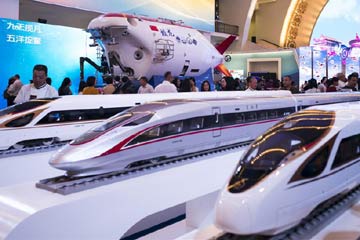 "معرض الإنجازات البارزة للصين خلال الأعوام الخمسة الماضية" يتلقى اقبالا واسعا