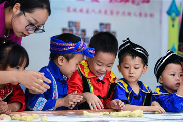 مشاركة الأطفال من مختلف القوميات الصينية في الأنشطة لاستقبال عيد منتصف الخريف
