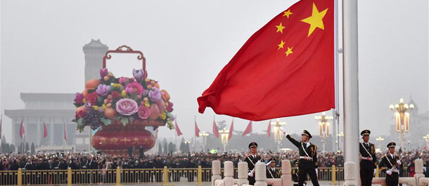 حشود شعبية كبيرة تشارك بمراسم رفع العلم الوطني في ميدان  تيان آن مون  بمناسبة العيد 
الوطني الصيني