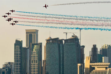 طائرات "السهام الحمر" البريطانية تقدم عروضا جوية في سماء الدوحة