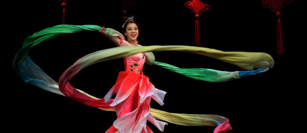 فرقة هانجو الصينية تقدم عرضا فنيا ضمن الاسبوع الثقافي الصيني بالأردن