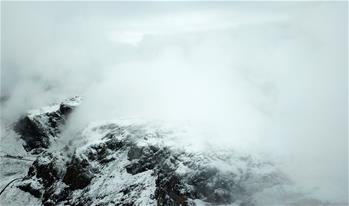 بحر من السحب يغطي الجبال الثلجية في شمال غربي الصين