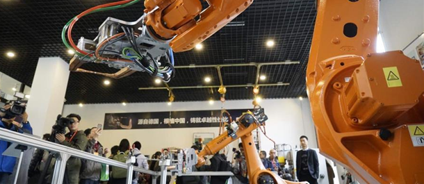 صحفيون صينيون وأجانب يزورون بلدة الروبوتات في الصين