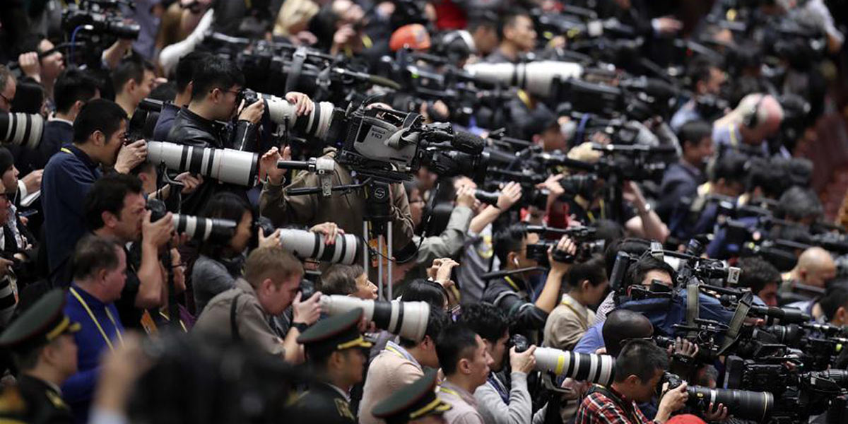 مراسلون صينيون وأجانب يقومون بالتغطية الإعلامية في المؤتمر الوطني الـ19 للحزب الشيوعي الصيني