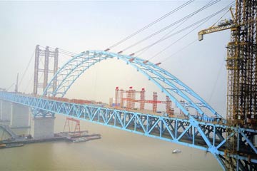 بناء أكبر جسر للمركبات والقطارات في شرقي الصين
