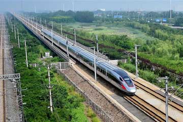 قطار "فوشينغ" يخرج من محطة بكين الجنوبية للسكك الحديدية