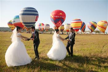 زفاف جماعي على متن مناطيد الهواء الساخن يقام في نانجينغ بمقاطعة جيانسو